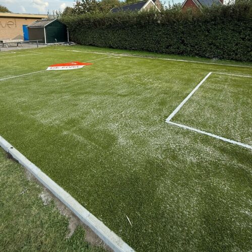 Kunstgras speelvloeren 104 Onze kunstgrasmatten zijn perfect geschikt voor intensief gebruik bij voetbal, hockey, tennis en basketbal. Ook met uw eigen logo leevrbaar.